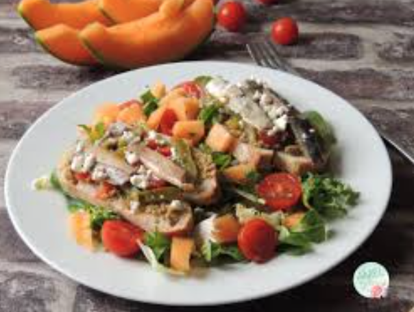 Bruschetta au filet de sardine ,tapenade et poivrons avec sa salade de melon