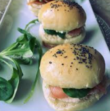 Mini Burgers rillettes de crabe saumon ail et fines herbes 
