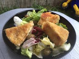 Camembert panè en salade