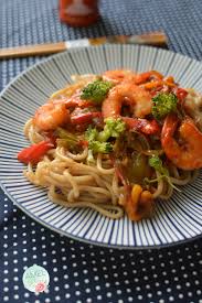 Ramen aux légumes et crevettes sautées