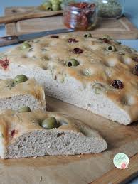 Focaccia aux olives, tomates séchées et romarin